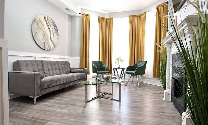 Woodlawn Apartment | Large ultra modern 3BR/1BA near Univ of Chicago