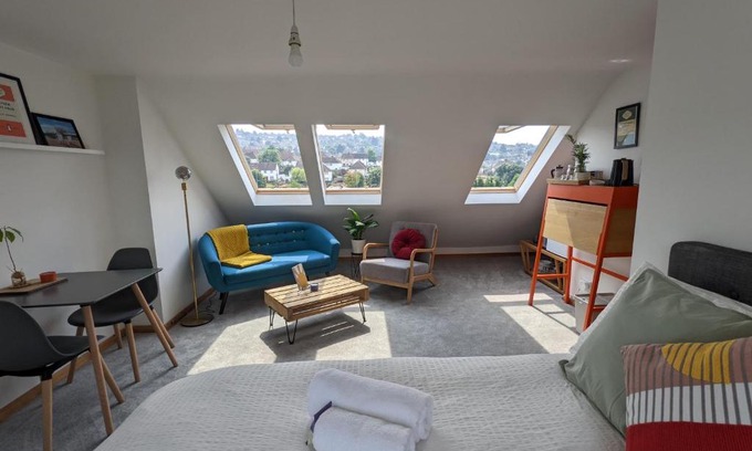 Brighton House | *Large Unique Retro Private Attic & Bathroom*