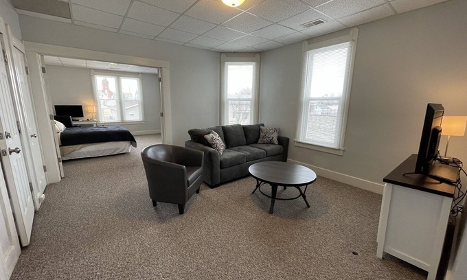 Quincy Apartment | Large Updated Upper 1-bedroom East Facing w/Wi-Fi
