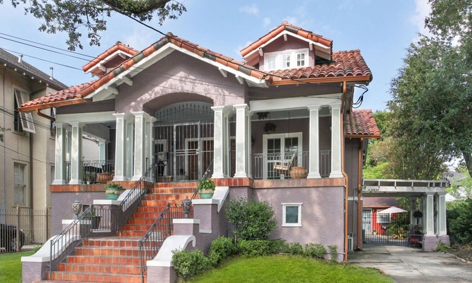 Uptown Historic District Apartment | Large, Uptown, Apartment on Tree-Lined Avenue. Close to Shopping and Eating.