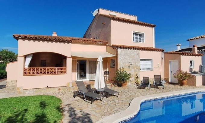 Sant Pere Pescador House | Large vacation home right on the beach with pool and garden