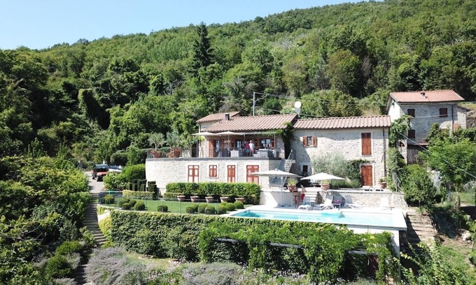 Licciana Nardi Villa | Large Villa, Stunning Garden, Panoramic Views & Private Pool. Pax10