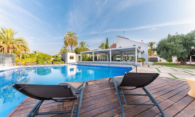 Elche Villa | Large villa with huge garden and swimming pool, perfect for groups and events