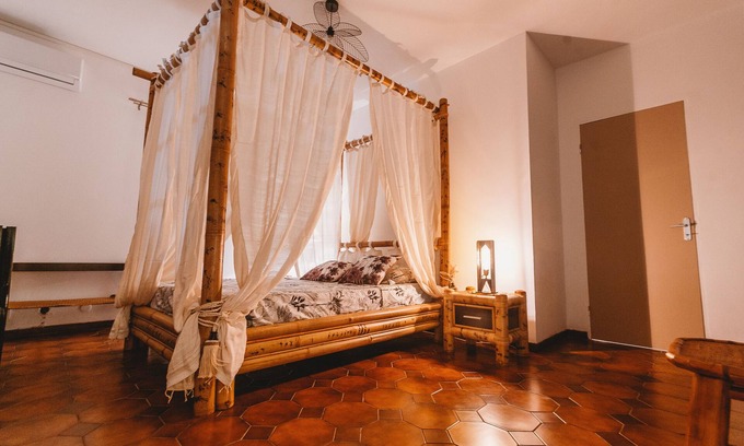 Etang Sale Les Bains Villa | Large villa with pool and billiards near the beach