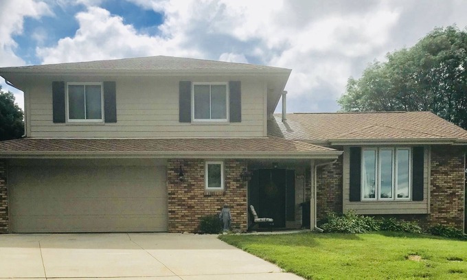 Leawood Southwest House | Large West Omaha Home 4 Bedroom 2.5 Bath