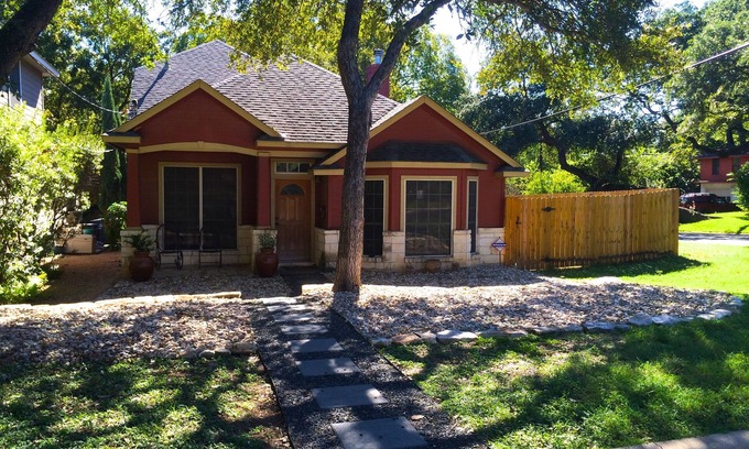 Barton Heights House | Large Zilker Home- Downtown, SOCO, Barton Springs, ACL, SXSW, Weekend Getaway!