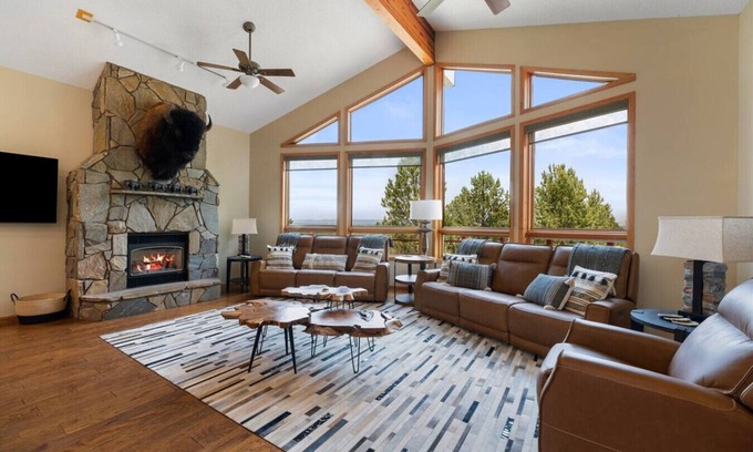 Custer House | Largest Custer Lodge-Sleeps 22
