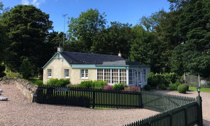 Glenisla House | Lark Cottage: 3 Bedrooms, 3 Bathrooms, Tranquil Rural Setting, 20 mins from city