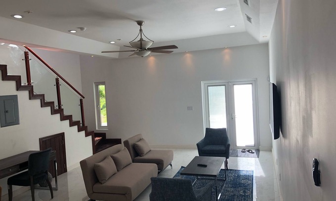 Nassau House | Las Casitas near to Airport, Beaches, Shops, Restaurants, Resorts and Scuba.
