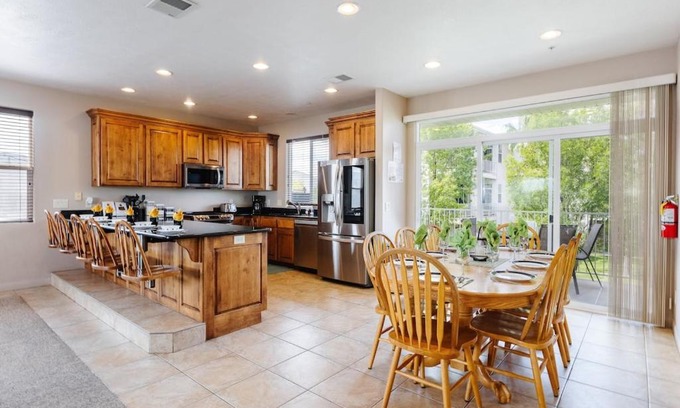 St. George House | Las Palmas 1805 Shared Pool and Hot Tub, Great Clubhouse Amenities