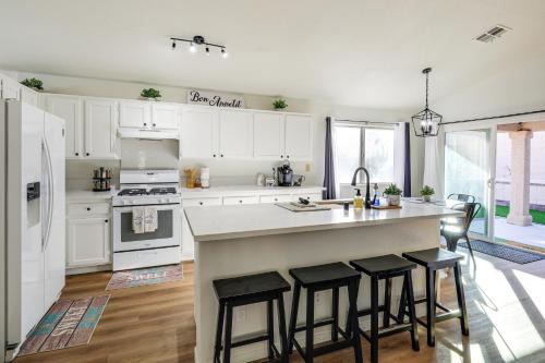 Spring Valley House | Las Vegas Home with Covered Patio about 5 Mi to Strip!
