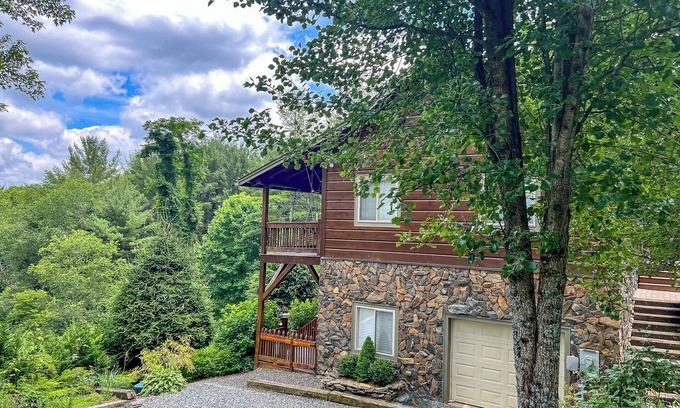 Fleetwood Cabin | Last Call for Summer Magic in the NC Mountains @ An Appalachian Hideaway