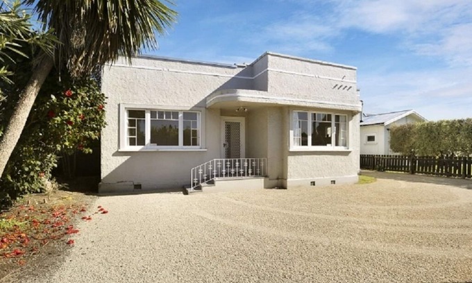 Gisborne House | Last Minute Deals - Gisborne Central Location