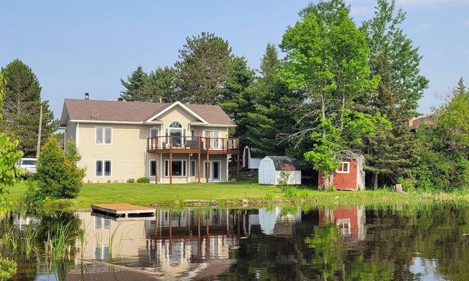 Timiskaming District House | Latchford Bay Lake Waterfront Retreat