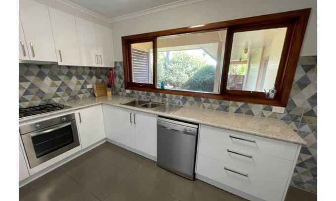 Traralgon House | Latrobe Valley Guest House - 4 Bedrooms - 2 Bathrooms