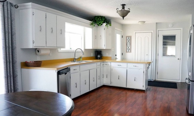 Cochrane House | L’Auberge -Spacious Home with 2 Bay Heated Garage