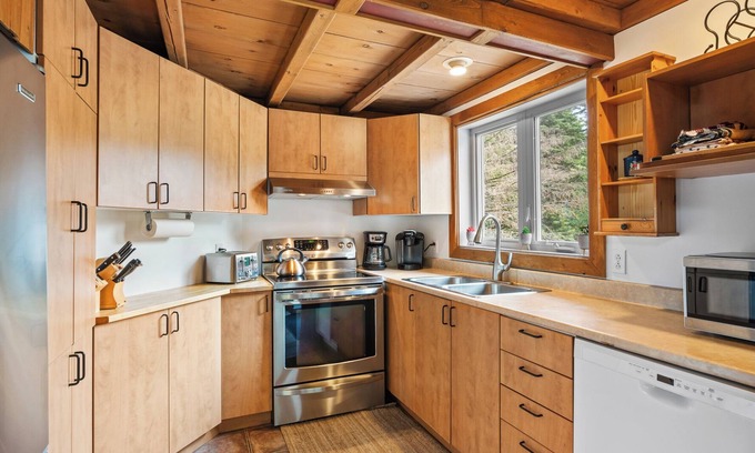 Val David Cabin | Laura: cozy comfort in Val-David, w/spa & firepit