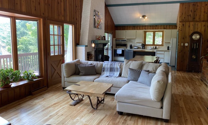 Sainte-Agathe-des-Monts Ski Chalet | Laurentides - Cozy ski retreat on the lake and close to city center w/fire pit