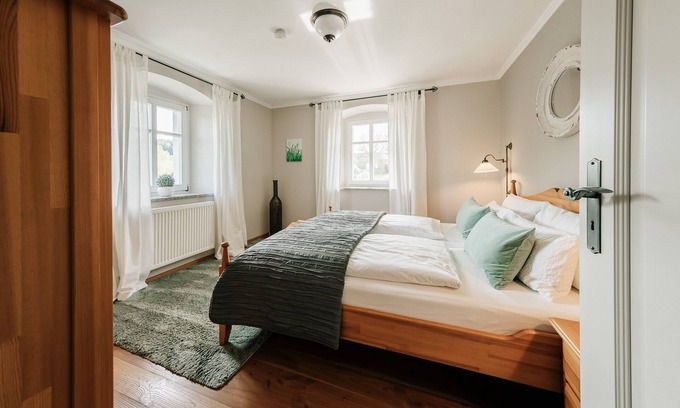 Neualbenreuth Apartment | Lavendelwohnung mit kuschliger Wohnküche