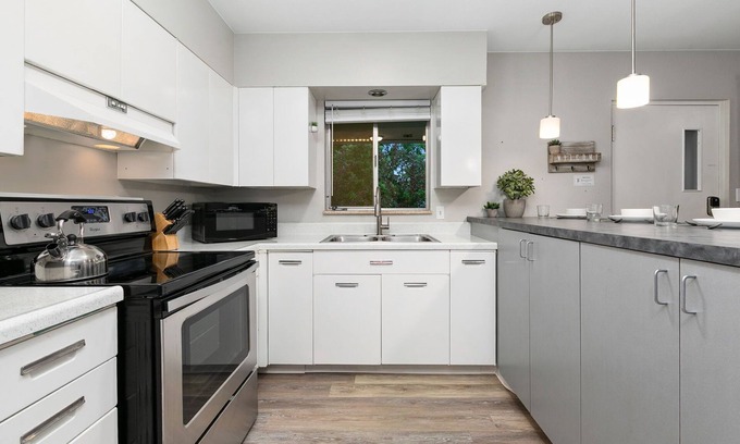 Old Town Condo | Lavender Suite Relaxed, Walkable Old Town Stay