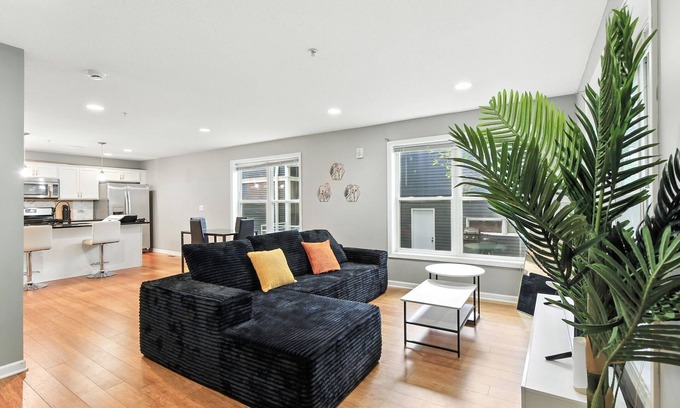 Lowry Hill East House | Lavish 3Bed 3Bath Condo in Uptown