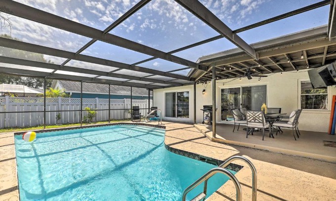 Holiday Lakes West House | Lavish Holiday Home with Lanai and Heated Outdoor Pool