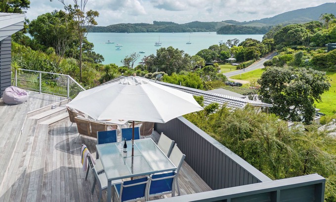 Parekura Bay House | Lavish Luxury - Parekura Bay Holiday Home