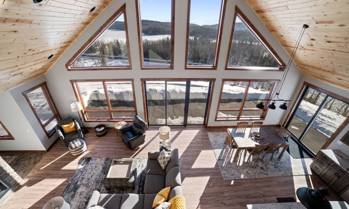 Silver Bay House | Lax Lake View Retreat