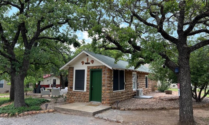 Medicine Park House | Lazy Bear Cobblestone - Pet friendly w/pet fee