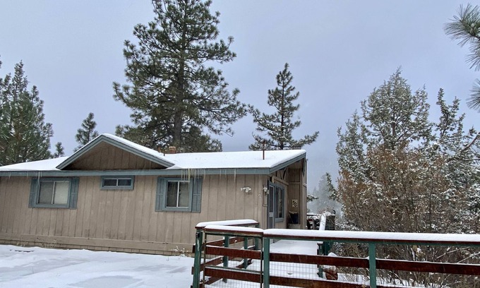 Whispering Forest House | Lazy Bear Lodge - 3BR/2BA/relaxing forest views/Smart TV/Wifi/Fenced Yard