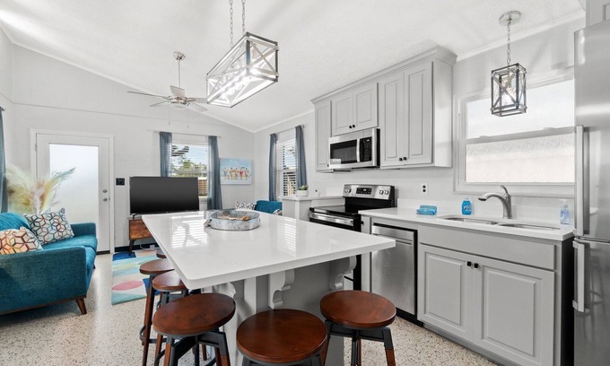 Bid-a-wee Beach Cottage | Lazy Dayz - Bid-A-Wee 2 bed2 bath , 1 block from PRIVATE BEACH