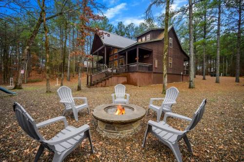 Hochatown House | Lazy Daze Lodge - Hot Tub Playset & Firepit