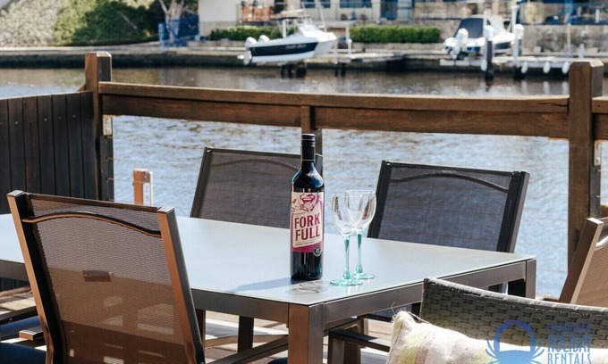 Halls Head Villa | Lazy Jetty Days in Halls Head