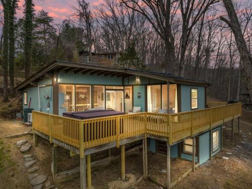 Luray House | Lazy Lake 3BR Cabin w/Mtn Views + Hot Tub +Wi-Fi