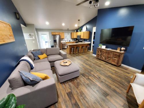 Willow House | Lazy Moose Cottage in Willow, HotTub & Privacy