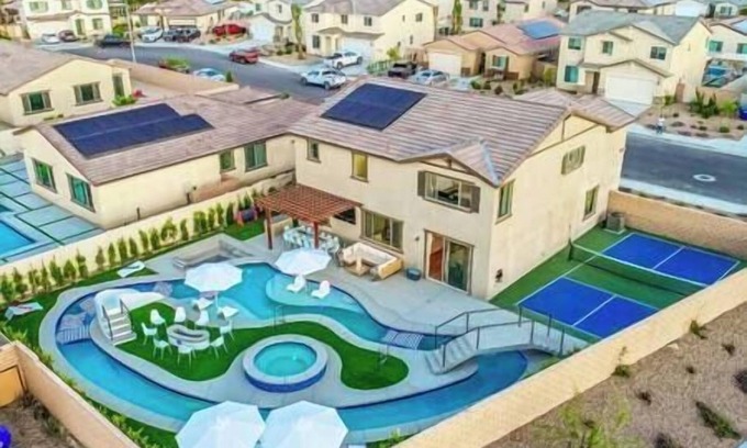 Coachella House | Lazy River, pickleball, g’room, fun in the desert!
