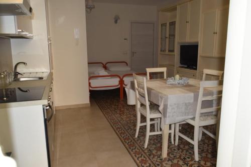 Milazzo Apartment | le antiche mura -casa con giardino