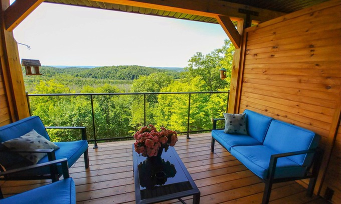 Les Collines-de-l'Outaouais Regional County Municipality Cabin | Le Bellevue Modern Lodge