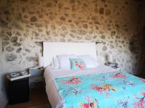 Gourdon Bed & Breakfast | Le Cabanon de Gourdon bergerie rénové en pierre vue mer