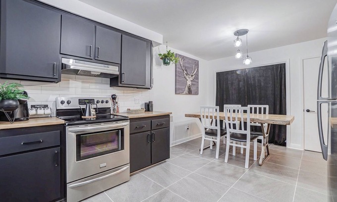 Laval Apartment | Le Cardinal Moderne-Wi-Fi rapide. Family-sized all included!