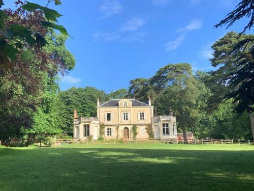 Suce-sur-Erdre House | Le Château de John Miles au bord de l’eau