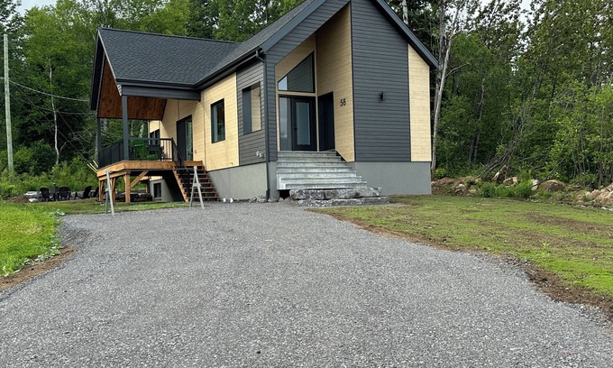 Saint Ferreol les Neiges House | Le chalet Polaire au Mont-Sainte-Anne, bikes, skis et pets frendly!