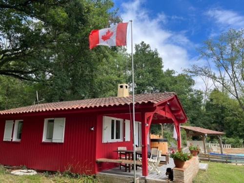 Saint-Laurent-des-Hommes Ski Chalet | Le chalet Canadien