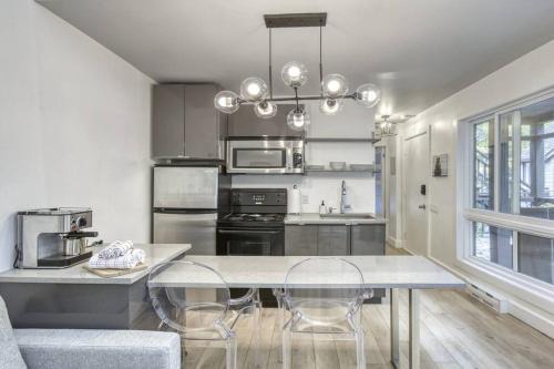 Mont-Tremblant Pedestrian Village Apartment | Le Chic Cabriolet Cozy Ski Condo 300m to Lifts