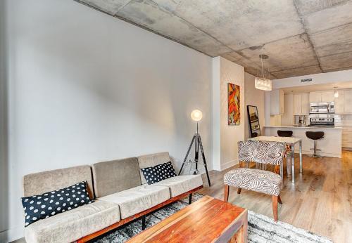 Quartier des Spectacles Apartment | Le CINQ