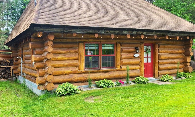 Entrelacs Ski Chalet | Le Féeria Chalet & Spa - Magnifique Chalet en Bois Rond sur le Bord de L'eau!