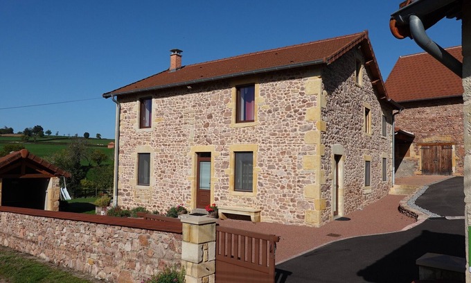 Saint-Laurent-en-Brionnais House | Le Gite de Montailloux in the rolling countryside of Southern Burgundy