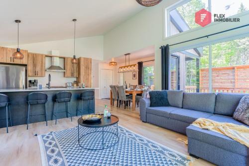 Pont-Rouge Ski Chalet | Le Grand Pic de Portneuf - 65" TV, Sonos, SPA, Pool, Fireplace, Billiards