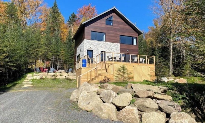 Lac Beauport Ski Chalet | LE HAUT PERCHE FACING THE LAKE