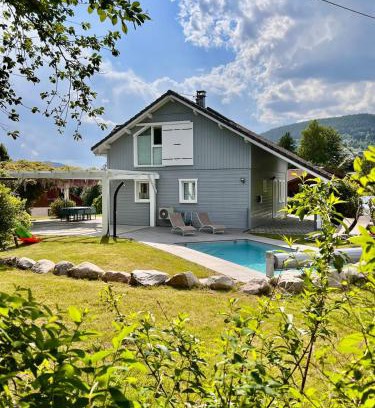 Gerardmer House | Le Jardin de Rose et Capucine, piscine et jardin avec terrasse
